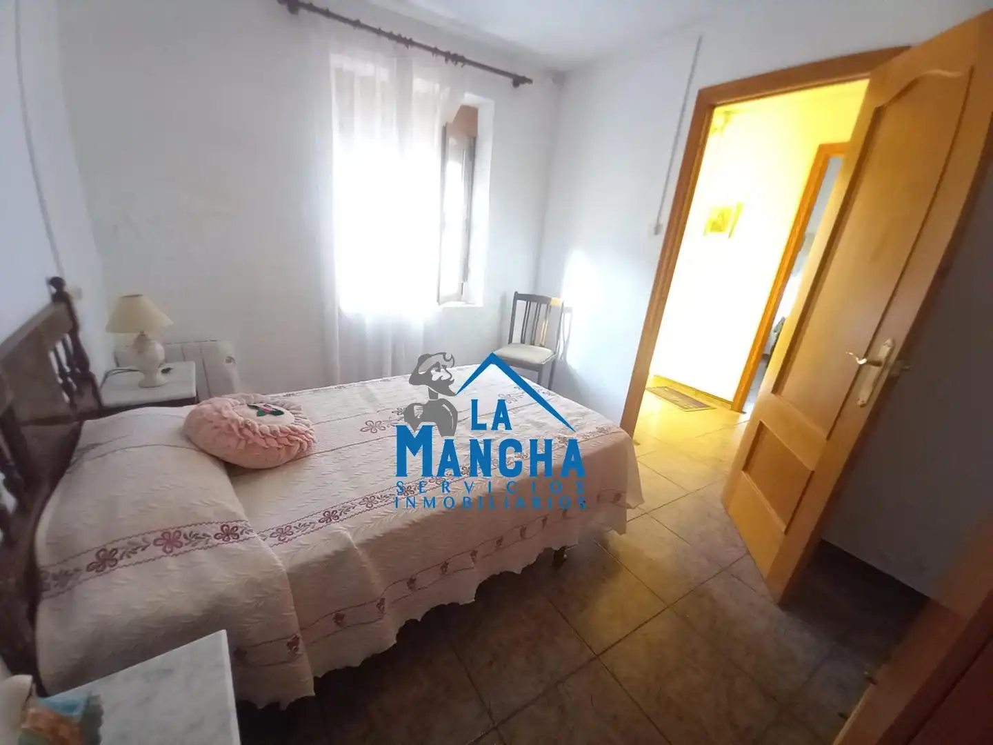 Dormitori de Finca rústica en venda en Casas de Juan Núñez amb Moblat i Balcó