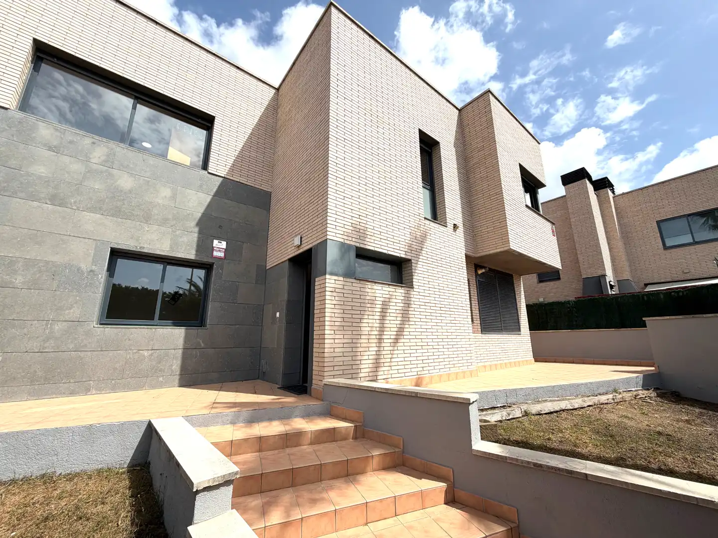 Vista exterior de Casa adosada en venda en Cambrils amb Aire condicionat, Calefacció i Jardí privat