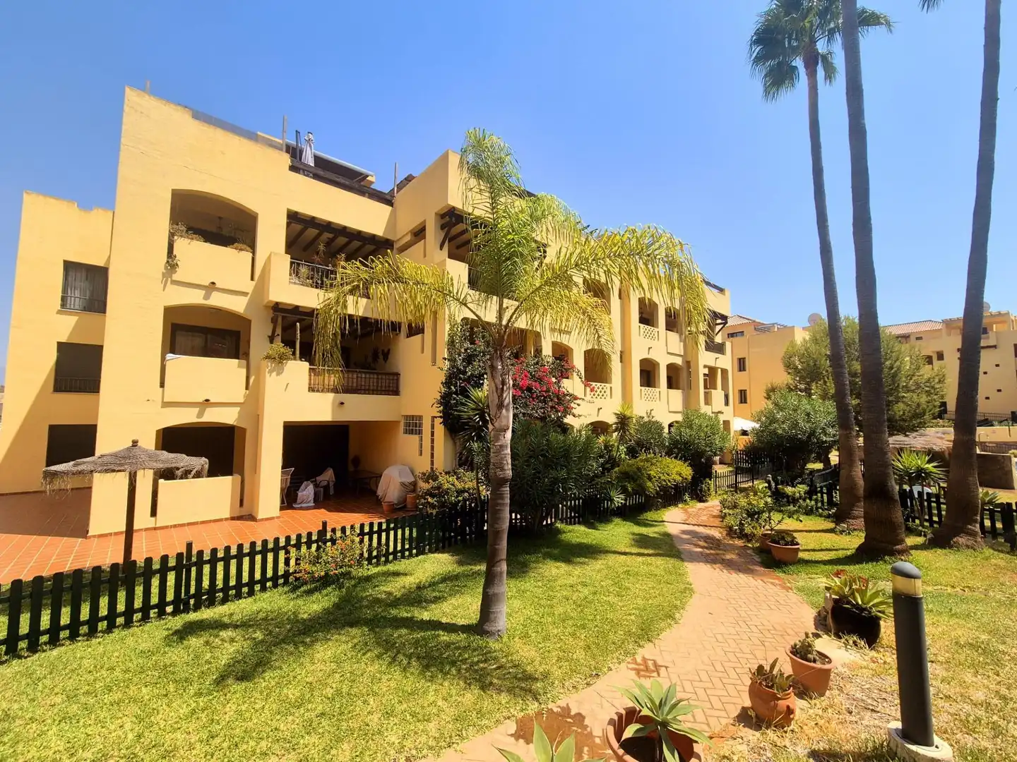 Vista exterior de Àtic en venda en Mijas amb Jardí privat, Terrassa i Balcó