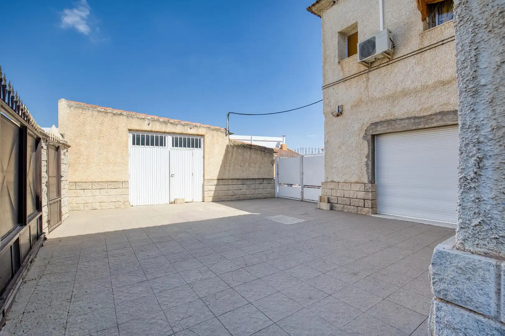 Vista exterior de Casa o xalet en venda en Orihuela amb Aire condicionat, Calefacció i Jardí privat