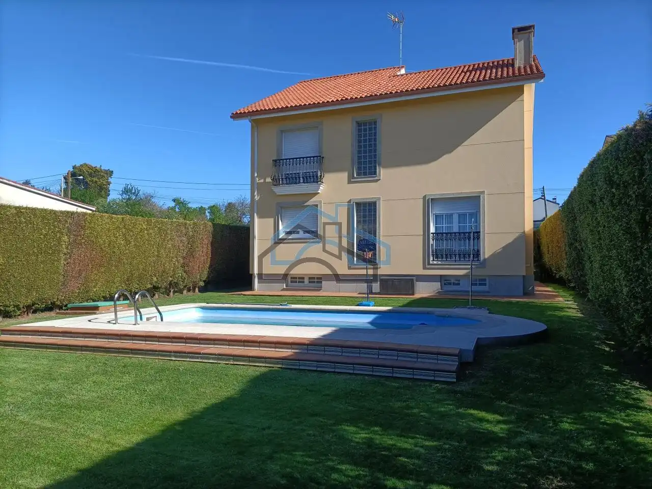 Piscina de Casa o chalet de alquiler en Oleiros con Calefacción, Jardín privado y Parquet