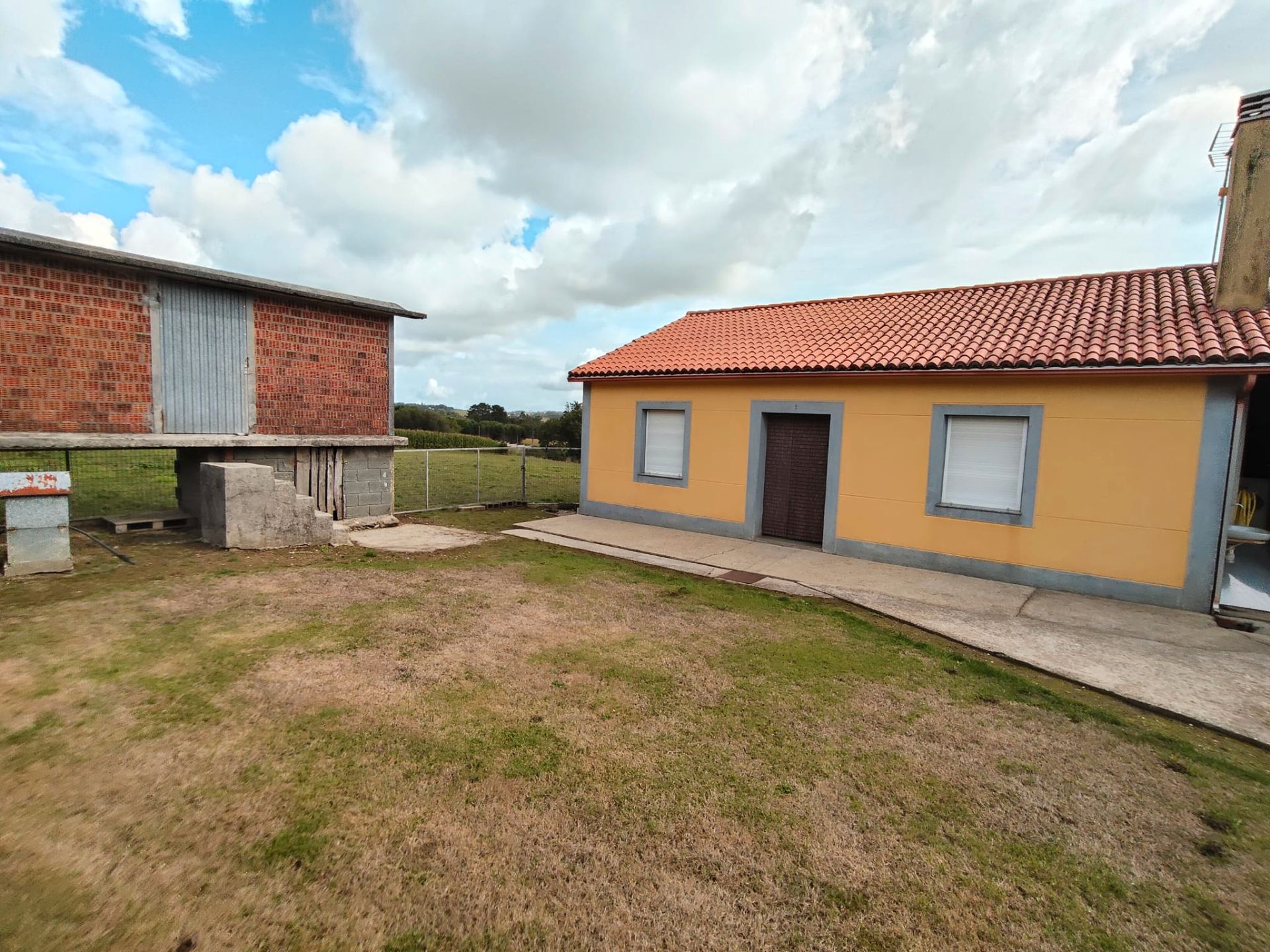 Vista exterior de Casa o xalet en venda en Ordes amb Calefacció, Jardí privat i Parquet
