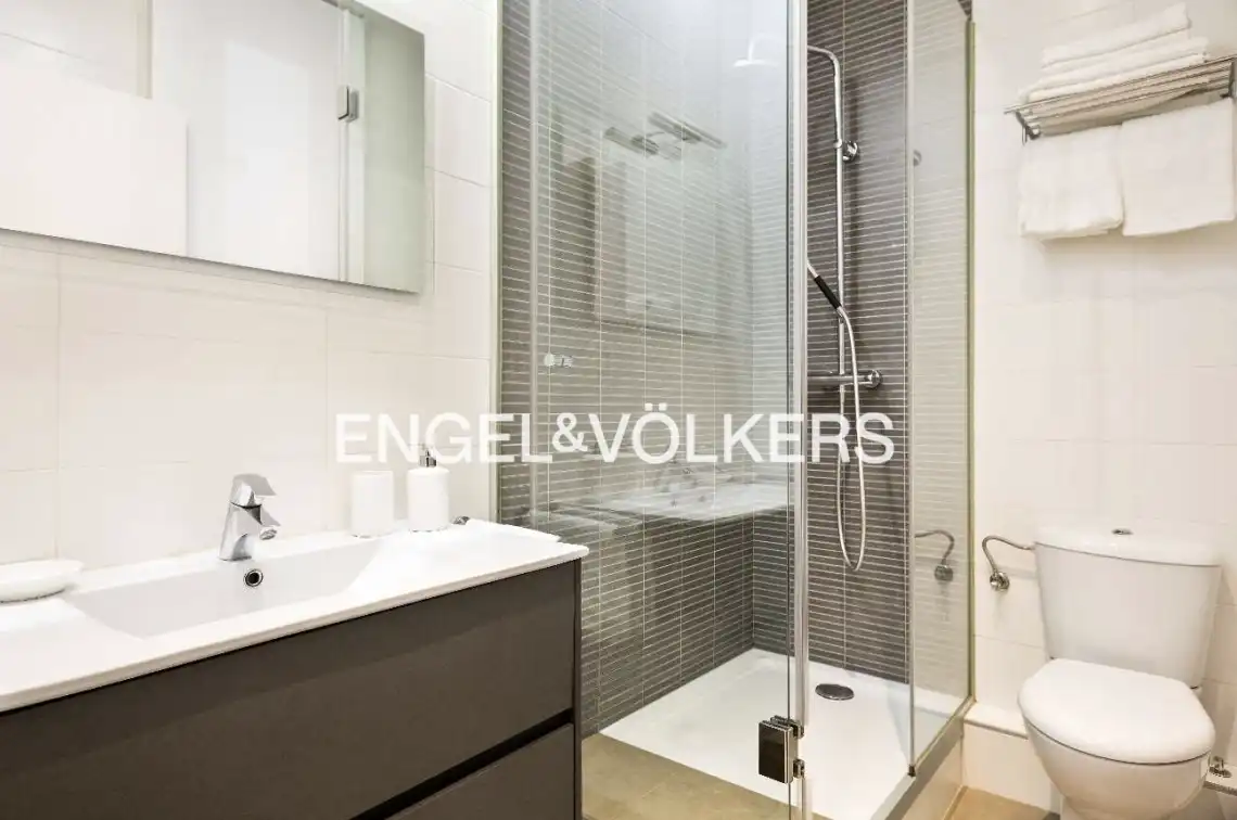 Baño de Piso de alquiler en Barcelona con Aire acondicionado, Calefacción y Balcón