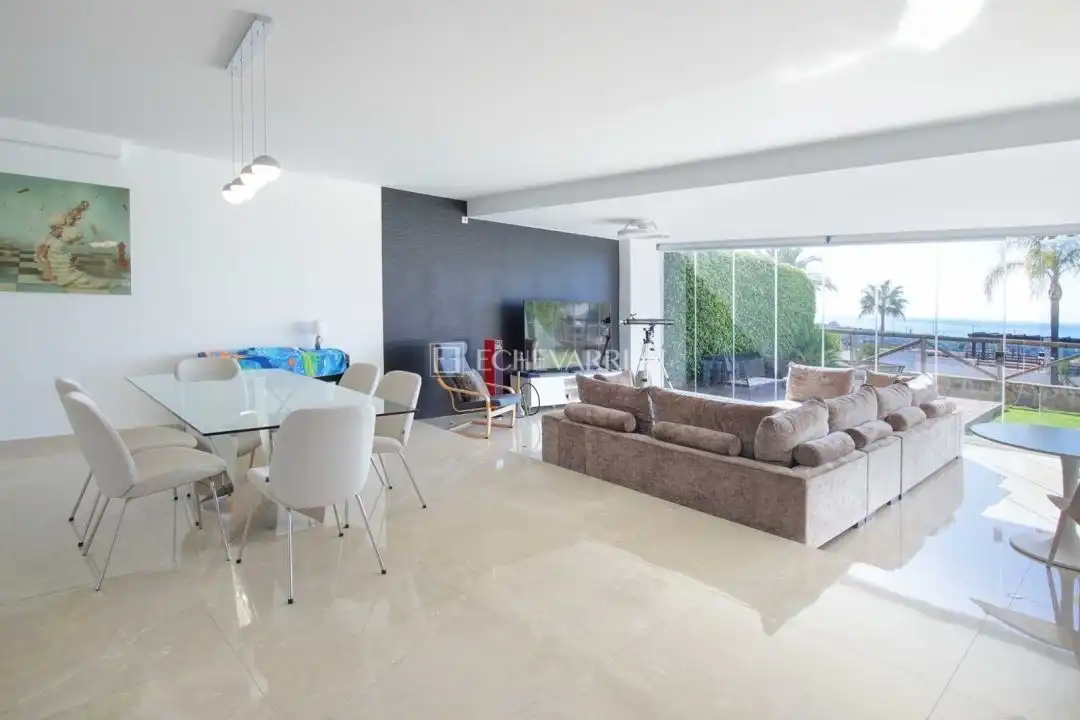 Sala d'estar de Casa adosada en venda en Marbella amb Aire condicionat, Calefacció i Jardí privat
