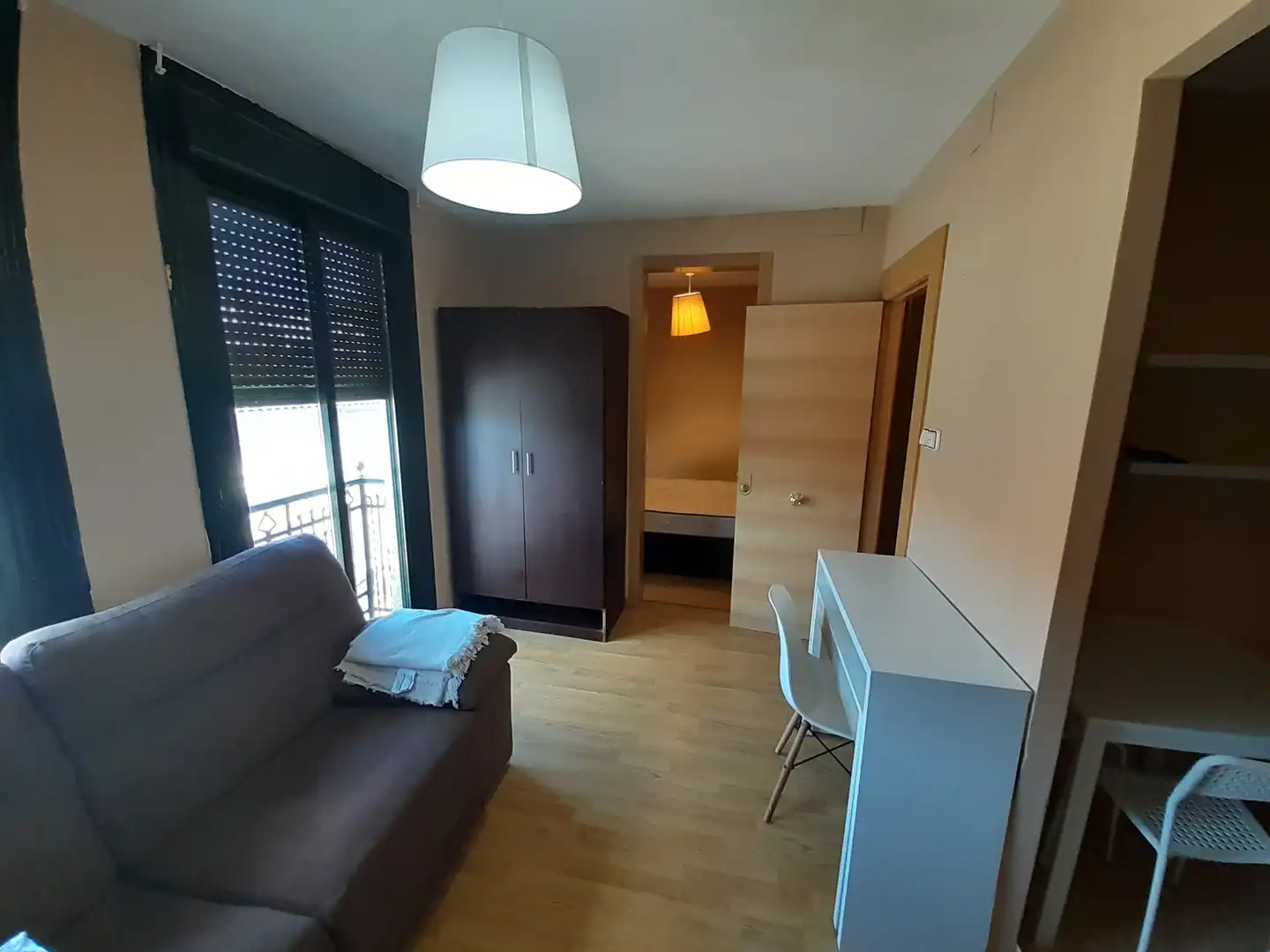 Dormitori de Estudi de lloguer en Ourense Capital  amb Calefacció, Parquet i Moblat