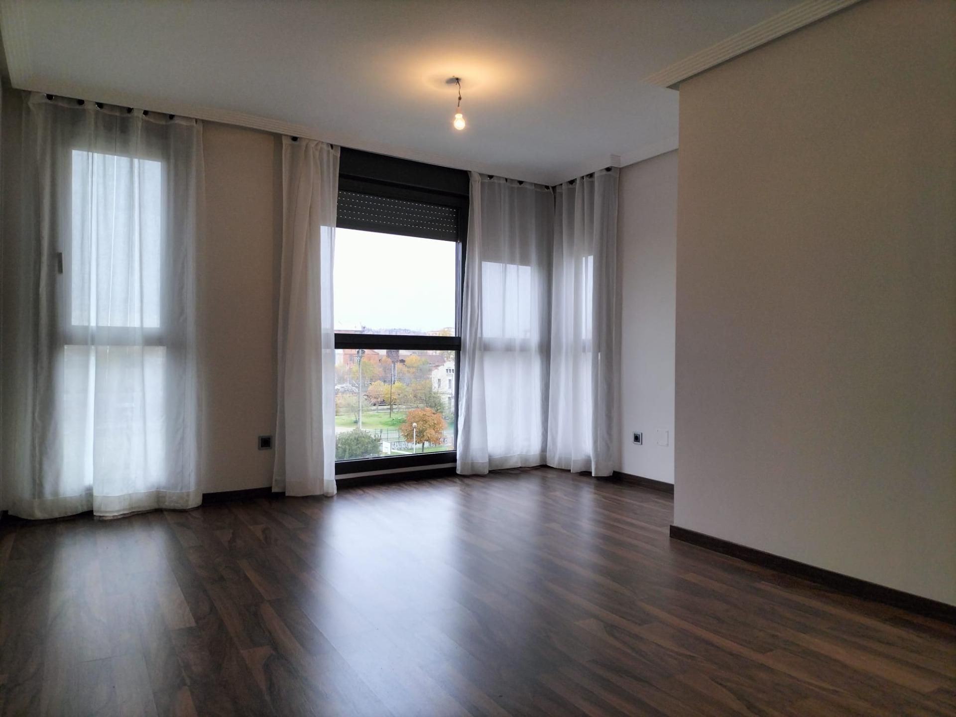 Sala d'estar de Apartament de lloguer en Valladolid Capital amb Calefacció, Traster i Piscina comunitària