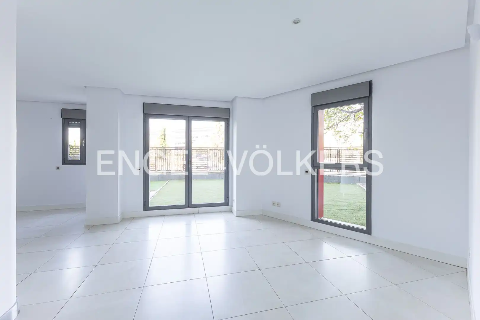 Vista exterior de Piso en venta en Madrid con Aire acondicionado, Calefacción y Jardín privado