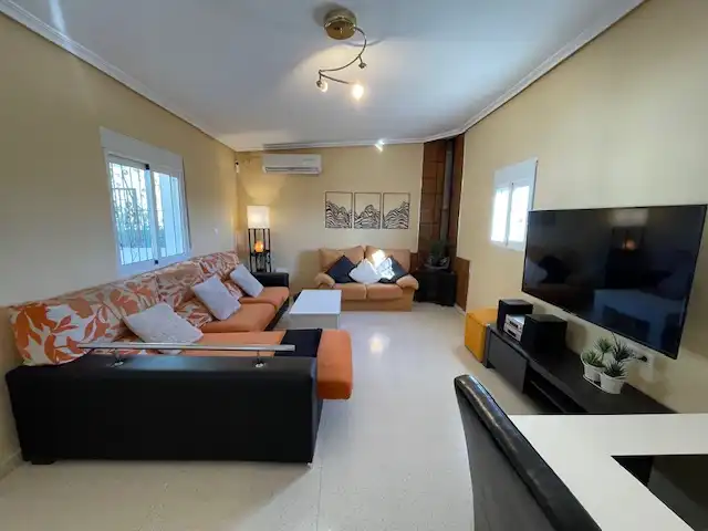 Sala d'estar de Casa o xalet en venda en Alicante / Alacant amb Aire condicionat, Calefacció i Jardí privat