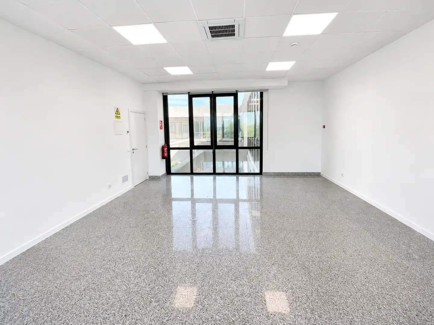 Büro zur Miete in Las Rozas de Madrid mit Klimaanlage, Heizung und Terrasse