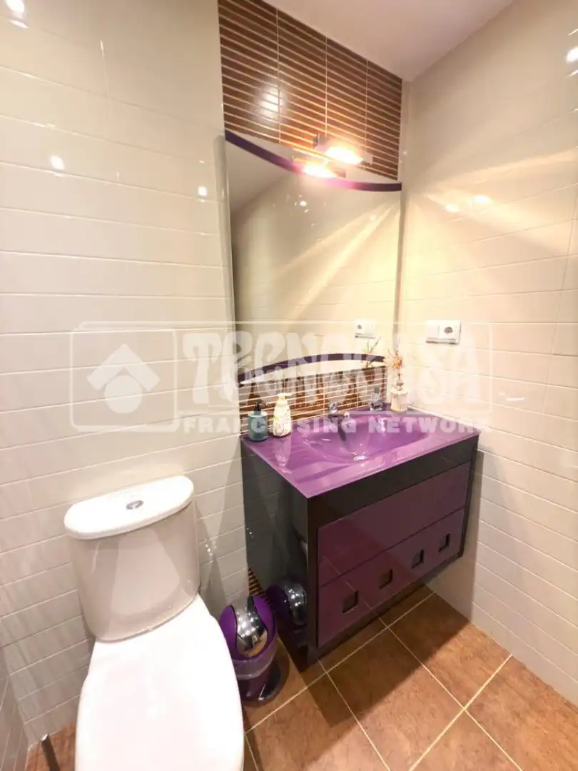 Badezimmer von Wohnung zum Verkauf in Cuenca mit Klimaanlage und Parkett