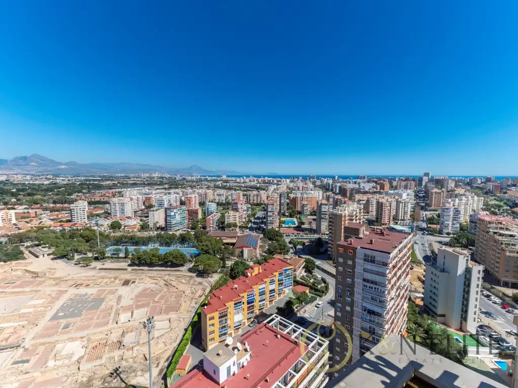 Vista exterior de Àtic en venda en Alicante / Alacant amb Jardí privat, Terrassa i Piscina