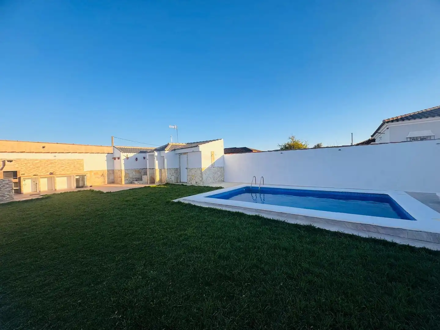 Swimming pool of Houses for sale in Chiclana de la Frontera  with Air Conditioner, Private garden and Storage room