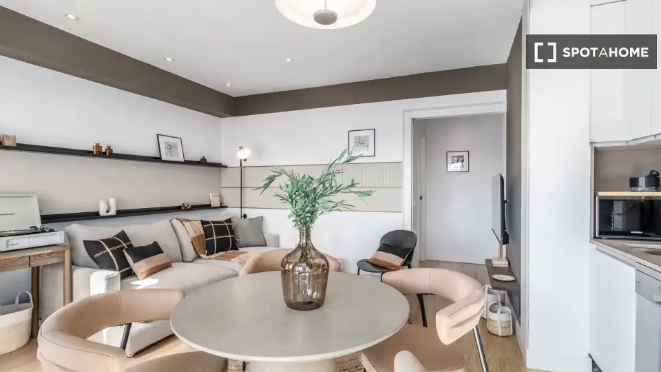 Living room of Flat for rent in Madrid  with Air Conditioner, Heating and Furnished
