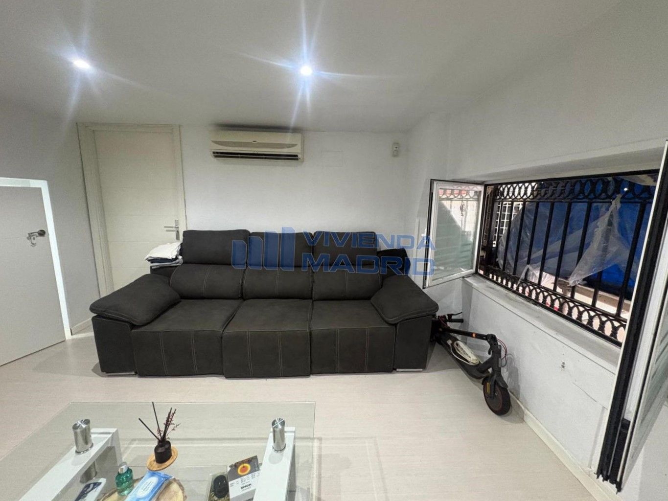 Sala de estar de Local en venta en  Madrid Capital