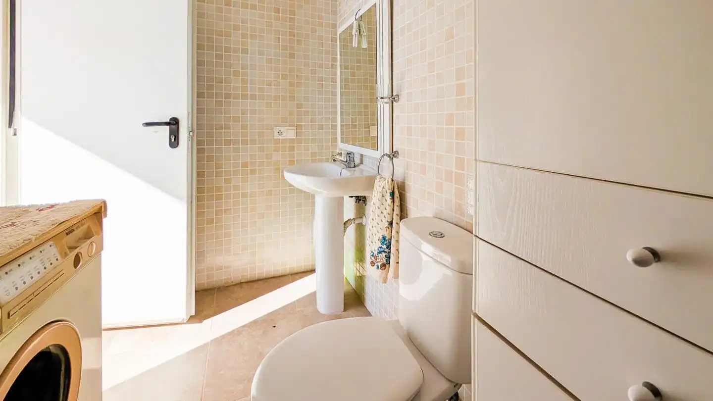 Badezimmer von Wohnung zum Verkauf in Santa Pola mit Klimaanlage, Terrasse und Schwimmbad
