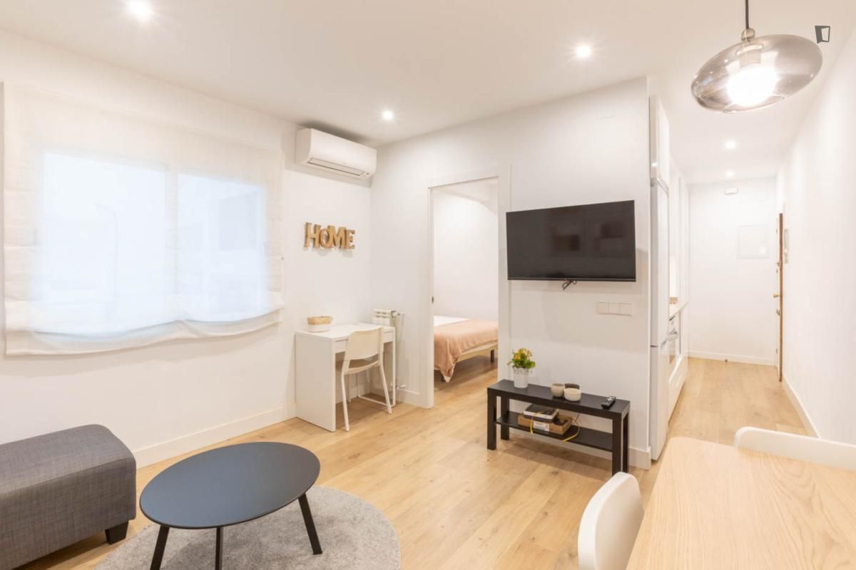 Sala d'estar de Apartament de lloguer en  Madrid Capital amb Aire condicionat, Moblat i Forn