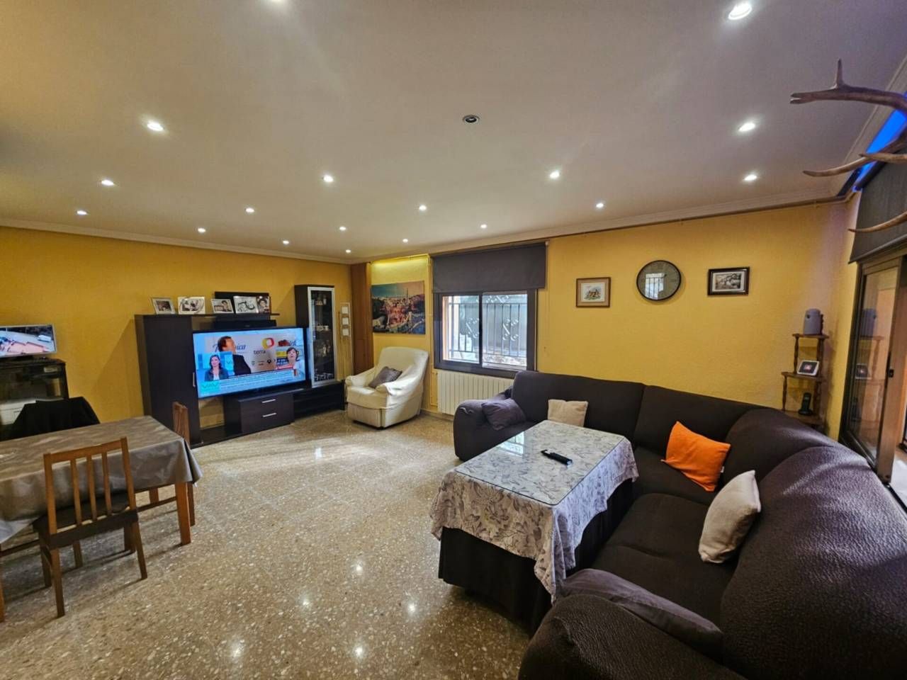 Sala d'estar de Casa o xalet en venda en Rubí amb Aire condicionat, Calefacció i Terrassa