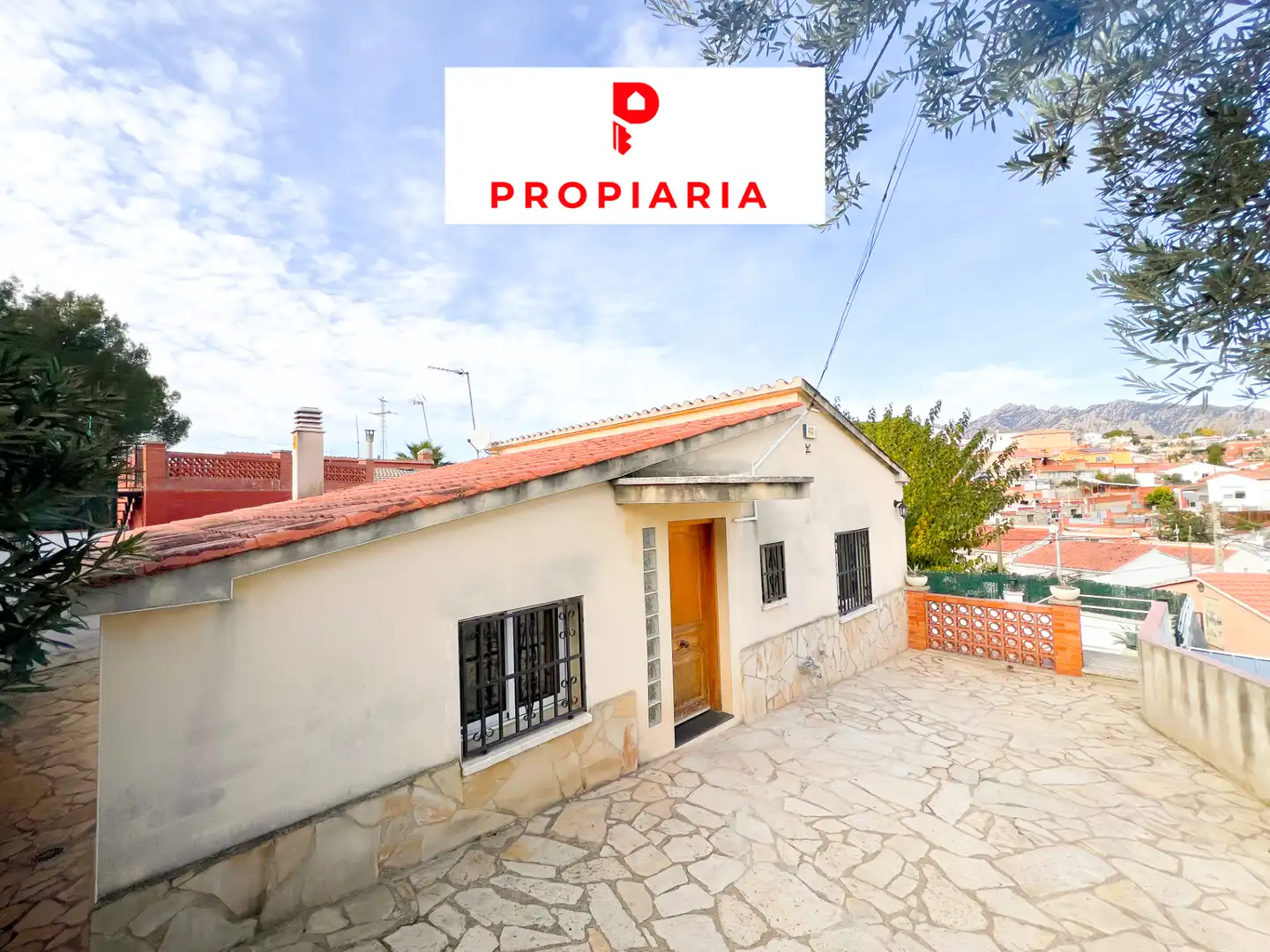 Vista exterior de Casa o xalet en venda en Esparreguera amb Aire condicionat, Calefacció i Jardí privat