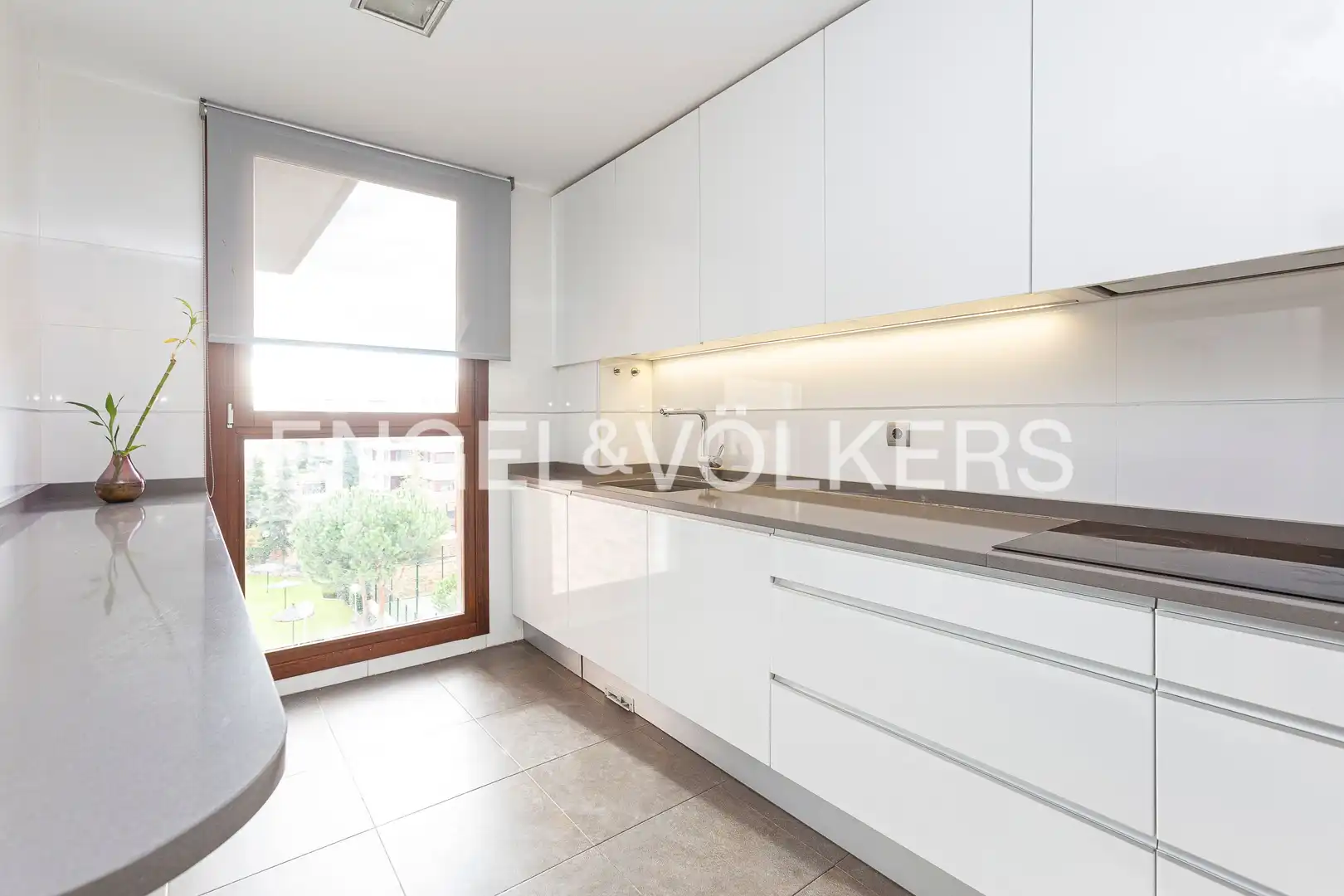 Cocina de Ático de alquiler en Zona Monte El Pilar