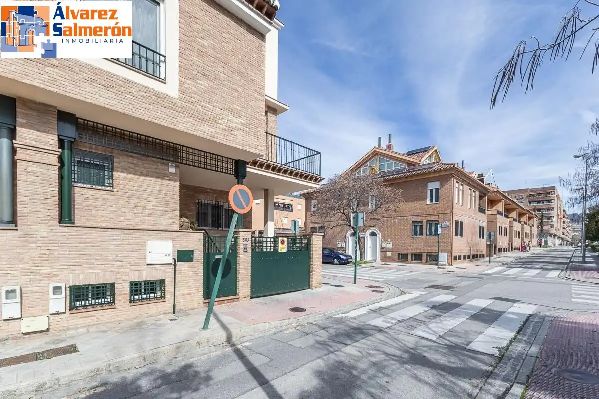 Außenansicht von Einfamilien-Reihenhaus zum Verkauf in Granada mit Privatgarten, Terrasse und Schwimmbad