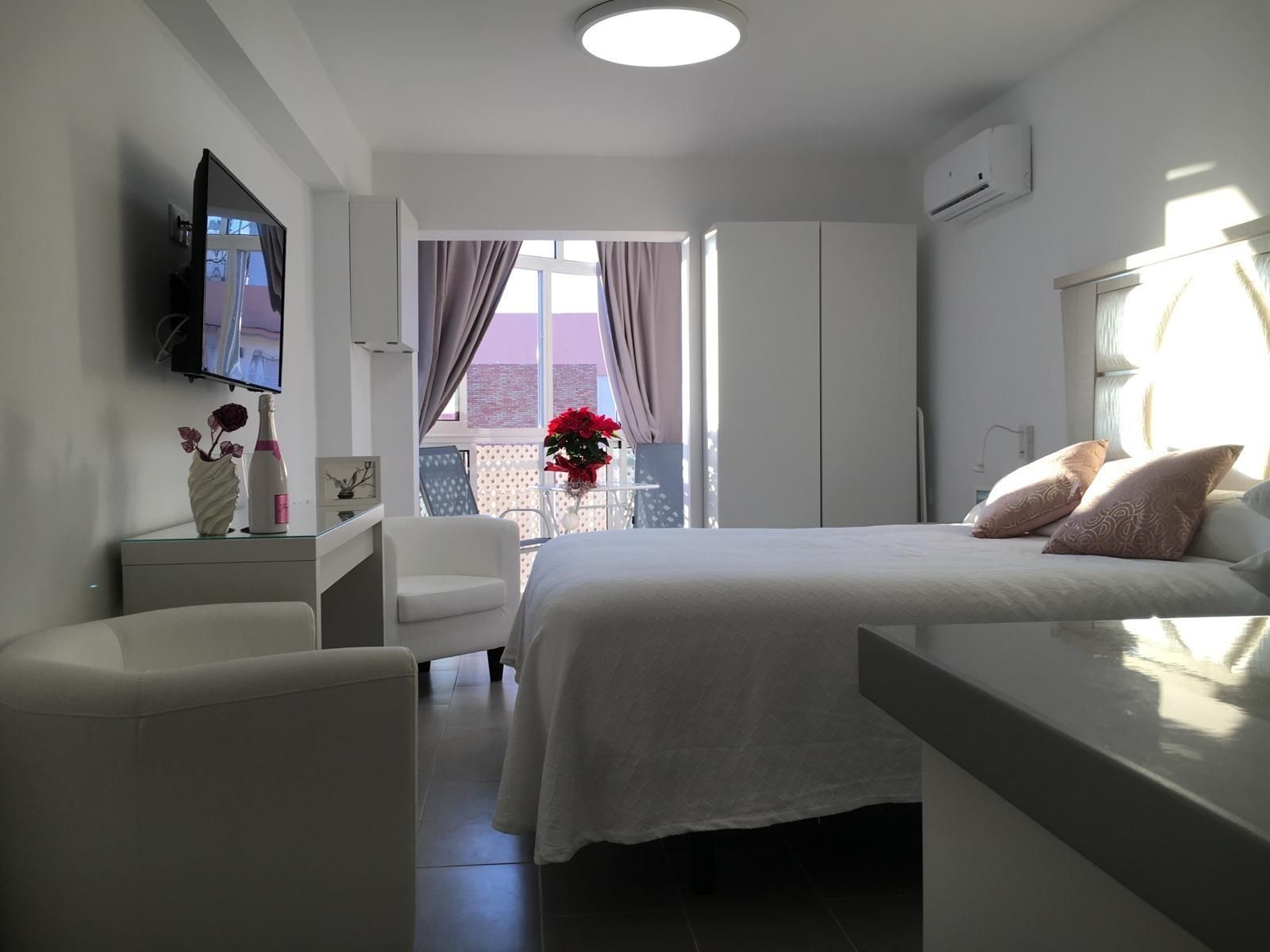 Bedroom of Study for sale in Benalmádena  with Air Conditioner, Private garden and Community pool