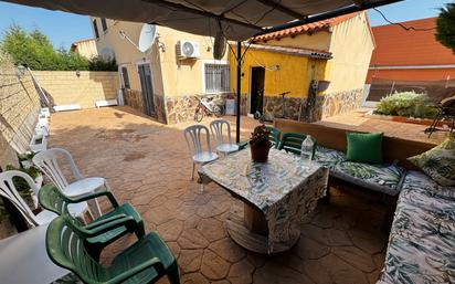 Terrassa de Casa adosada en venda en Villaluenga de la Sagra amb Aire condicionat, Calefacció i Jardí privat