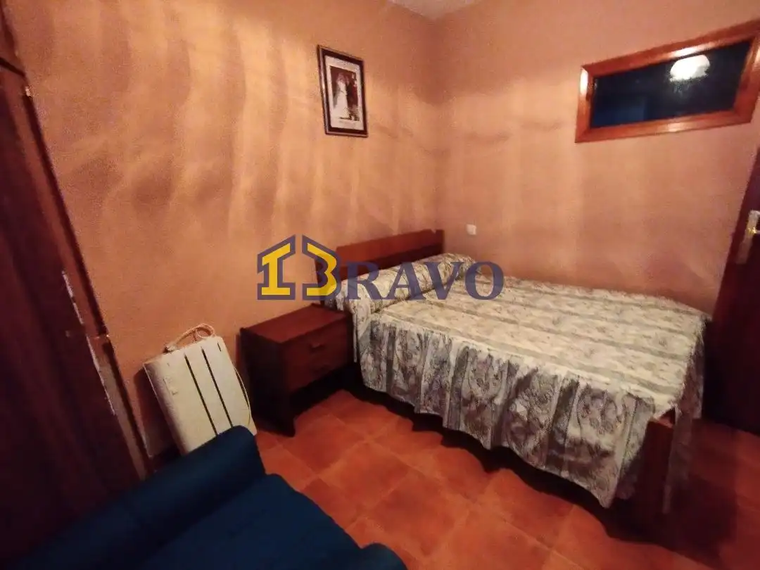 Habitación de Casa adosada en venta en Junta de Traslaloma con Calefacción, Jardín privado y Amueblado