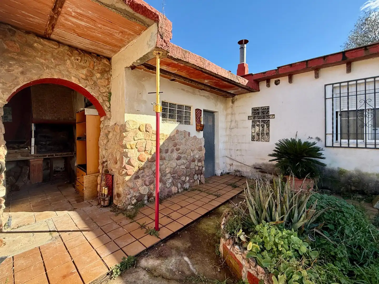 Vista exterior de Finca rústica en venda en Sant Joan de Moró amb Jardí privat