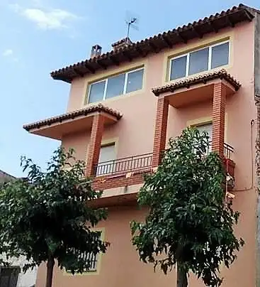 Vista exterior de Casa o xalet en venda en Talayuelas amb Terrassa i Balcó