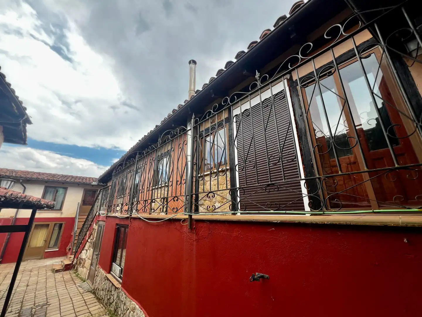 Vista exterior de Edificio en venta en Valle de Valdelucio