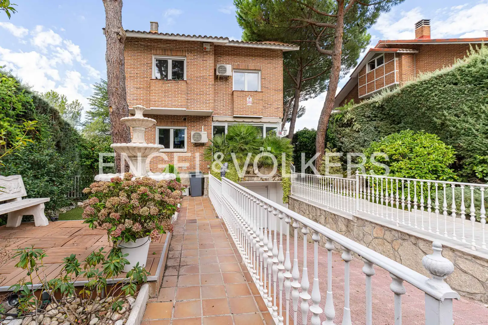 Vista exterior de Casa o xalet en venda en Galapagar amb Aire condicionat, Calefacció i Jardí privat