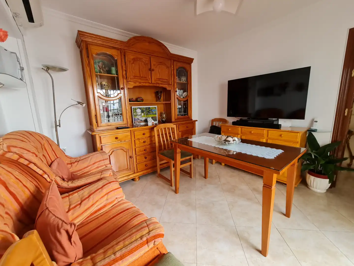 Living room of Houses for sale in Camas  with Air Conditioner, Terrace and Storage room