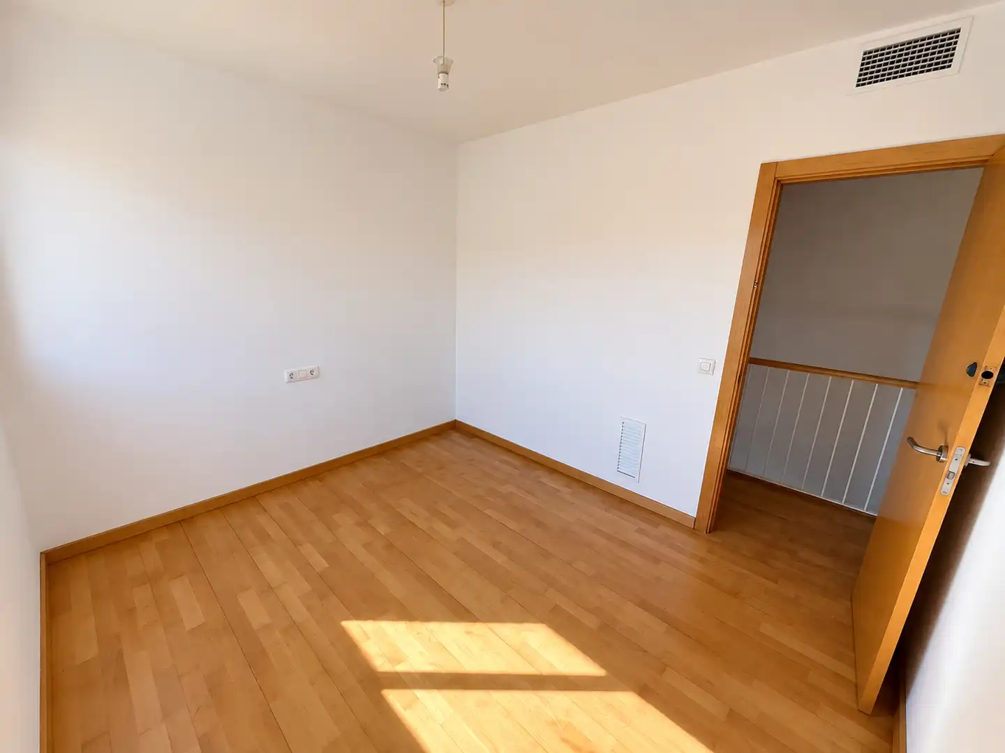 Habitación de Casa o chalet en venta en Vilanova i la Geltrú con Aire acondicionado, Calefacción y Jardín privado