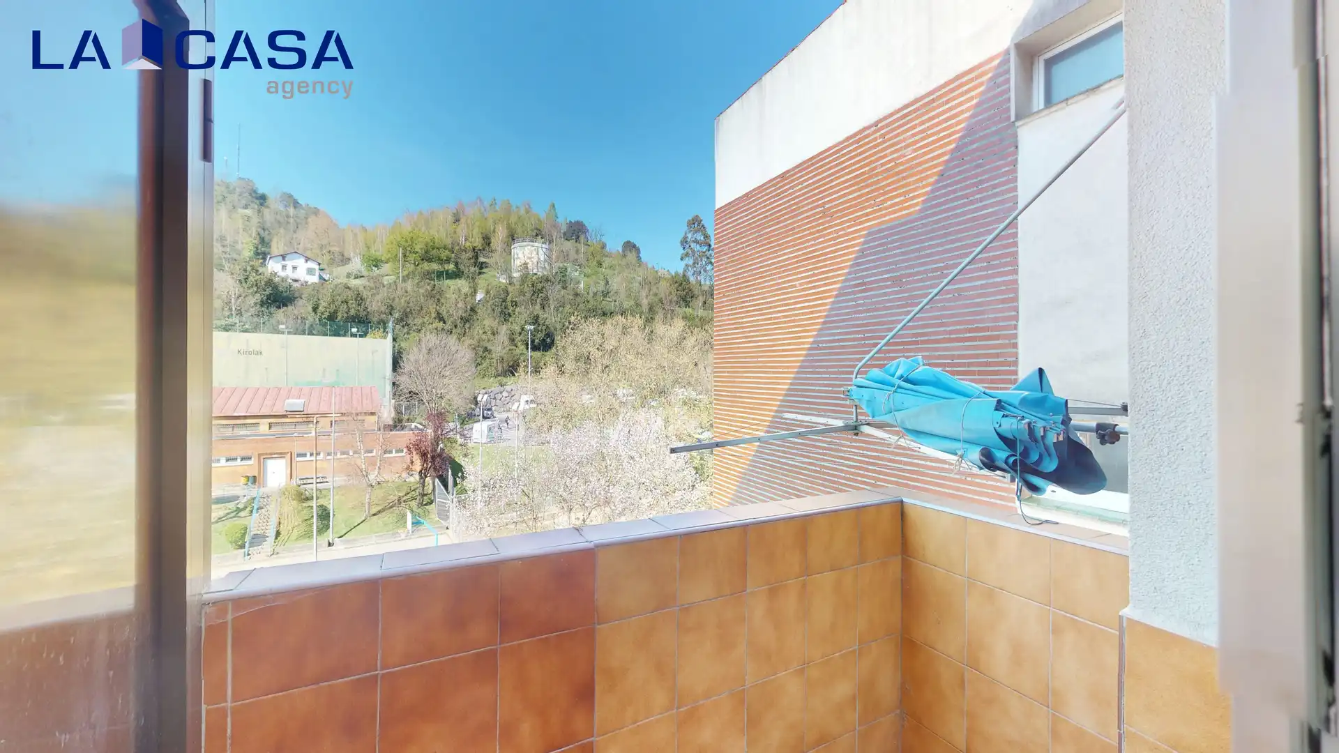 Vista exterior de Piso en venta en Bilbao  con Balcón