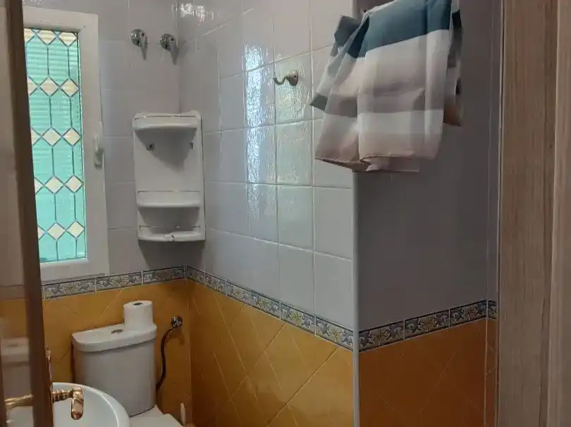 Baño de Ático de alquiler en  Granada Capital con Aire acondicionado y Balcón