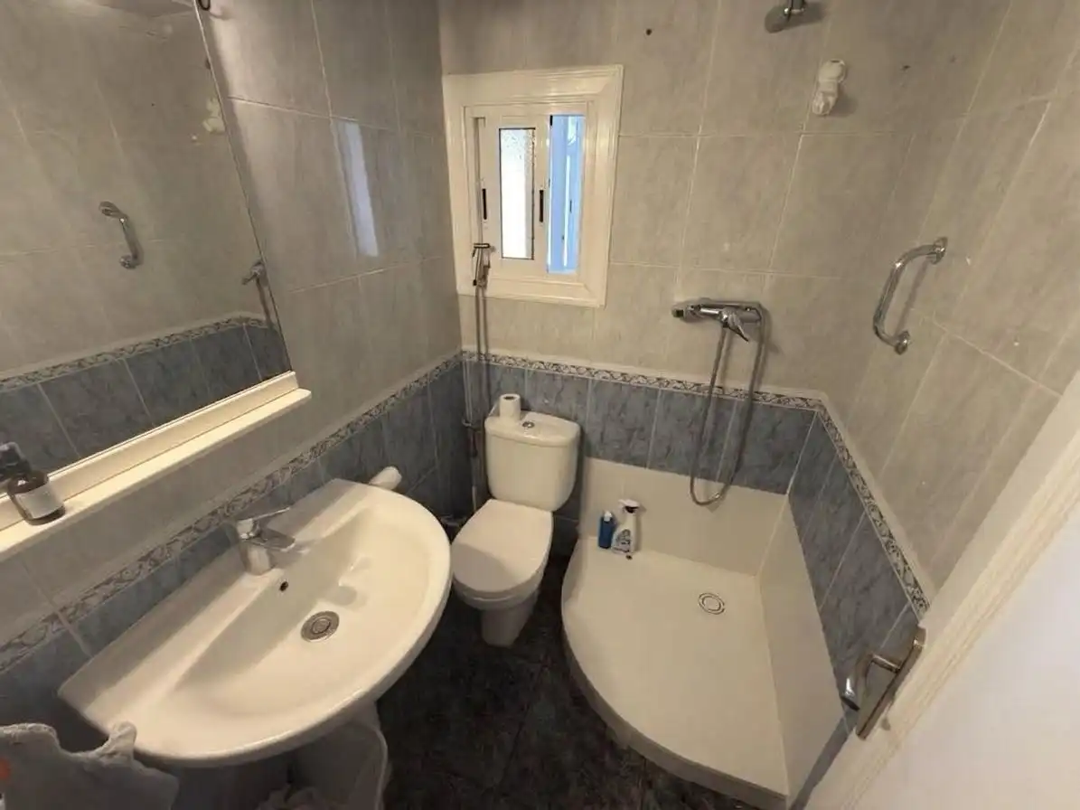 Bathroom of Flat for sale in Cornellà de Llobregat  with Air Conditioner, Oven and Washing machine