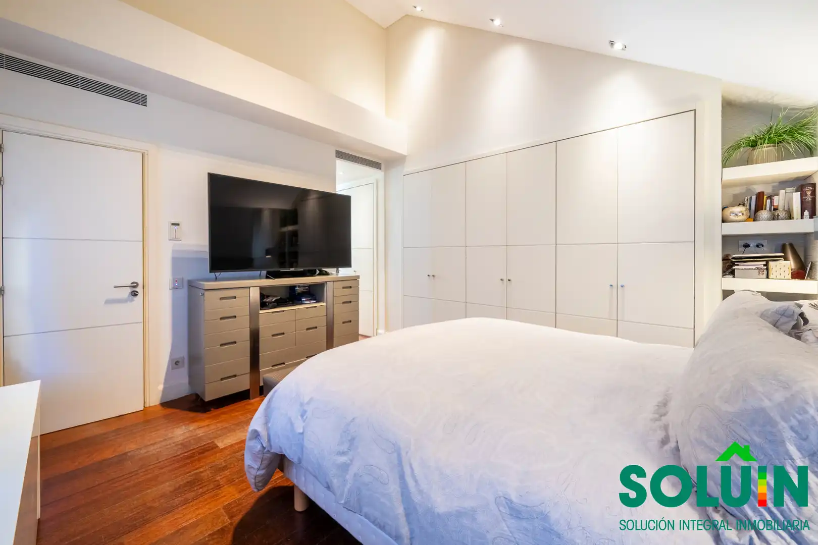 Bedroom of Houses for sale in Pozuelo de Alarcón  with Air Conditioner, Heating and Private garden