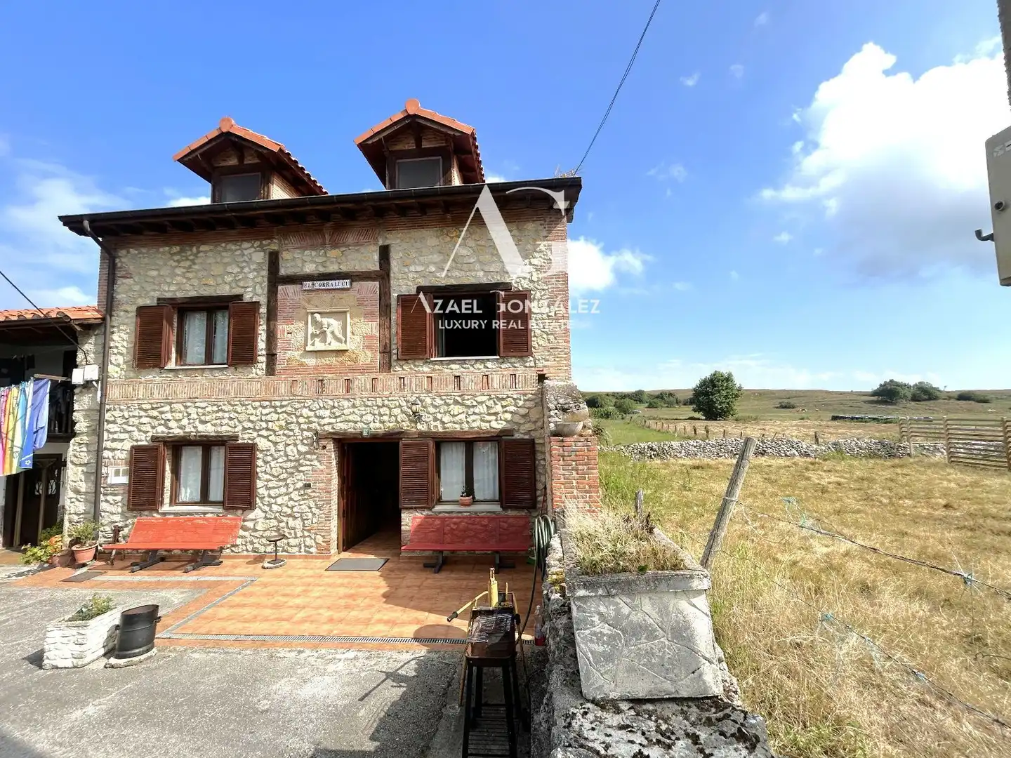 Vista exterior de Casa adosada en venta en Val de San Vicente  con Calefacción, Terraza y Amueblado
