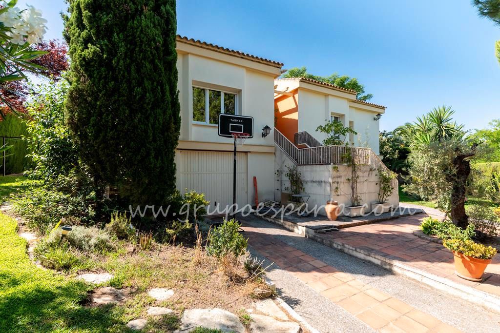 Exterior view of House or chalet for sale in Mairena del Aljarafe  with Air Conditioner, Private garden and Storage room