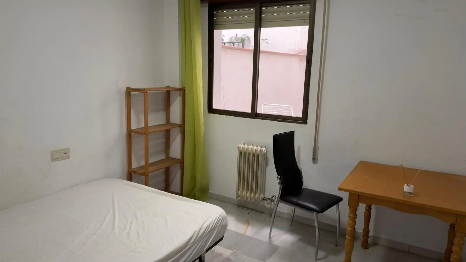 Habitación de Piso para compartir en Granada con Calefacción, Terraza y Amueblado