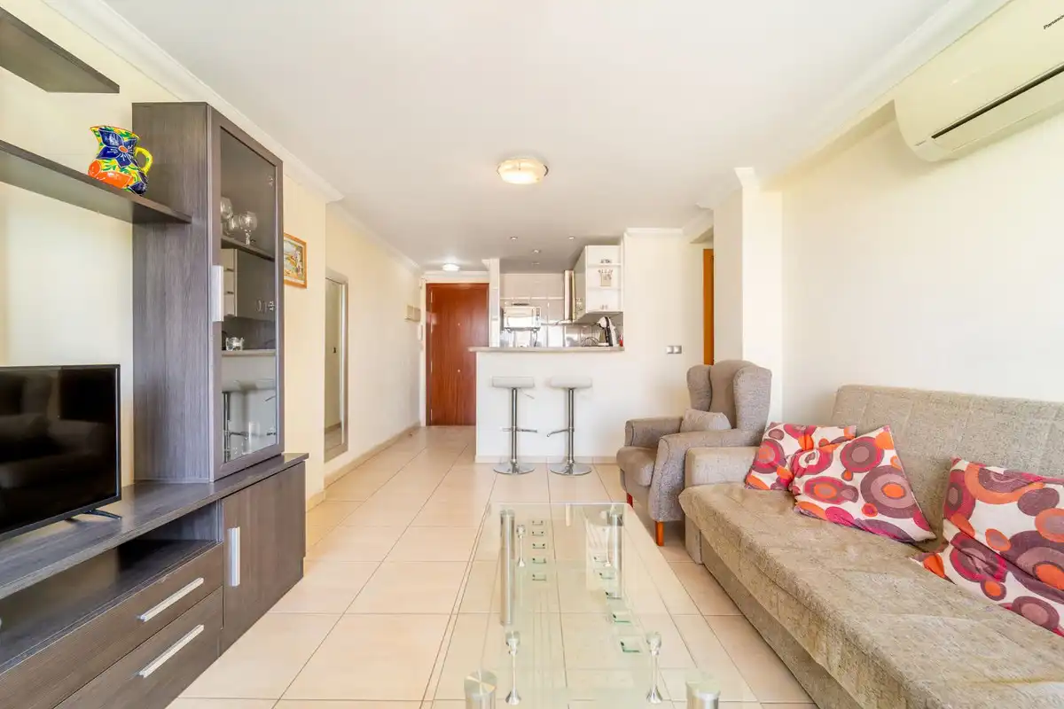 Sala de estar de Apartamento de alquiler en Benalmádena con Aire acondicionado y Piscina comunitaria