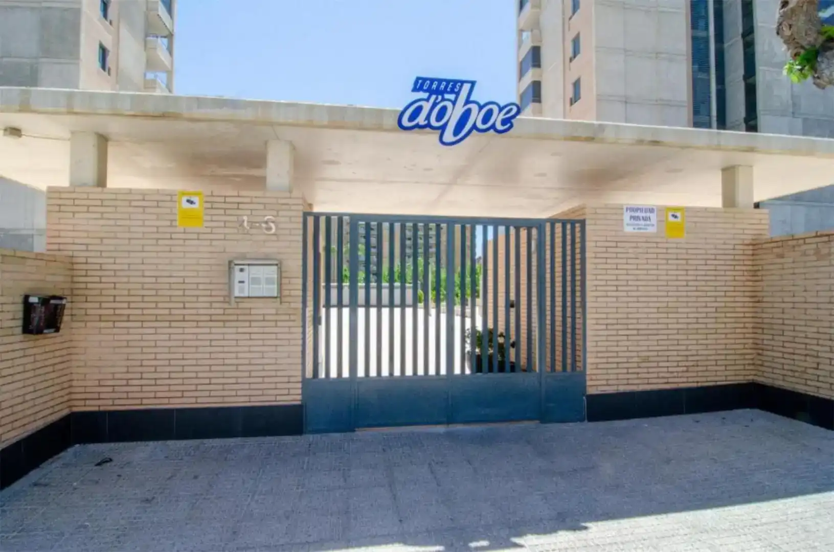 Außenansicht von Wohnungen zur Miete in Benidorm mit Schwimmbad und Balkon