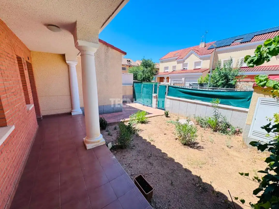 Vista exterior de Casa adosada en venda en Albarreal de Tajo amb Aire condicionat, Jardí privat i Terrassa