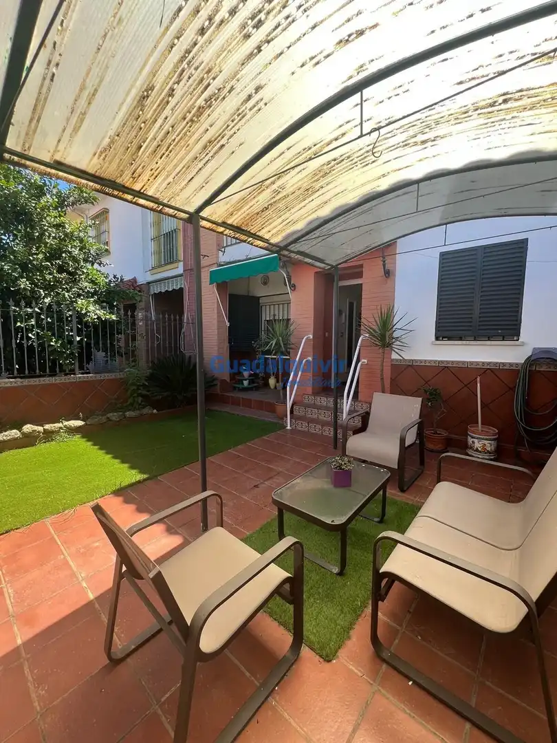 Terrassa de Casa adosada en venda en Montequinto amb Aire condicionat, Jardí privat i Traster
