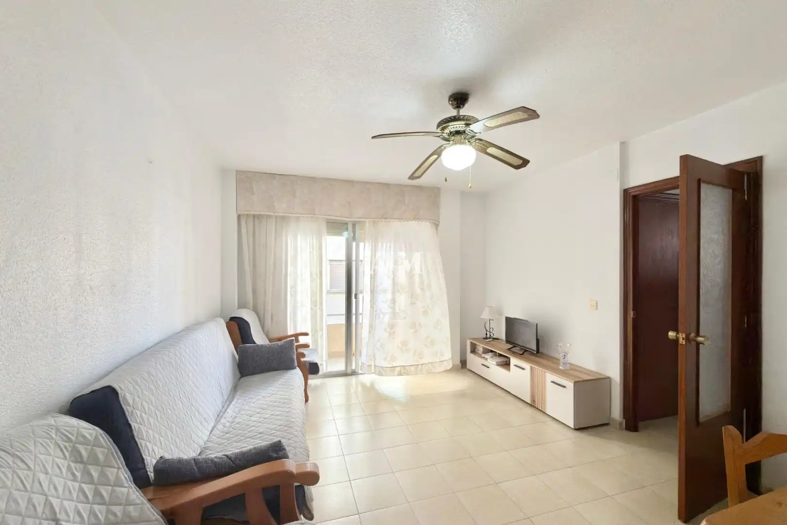 Sala d'estar de Pis de lloguer en Torrevieja amb Terrassa, Moblat i Rentadora