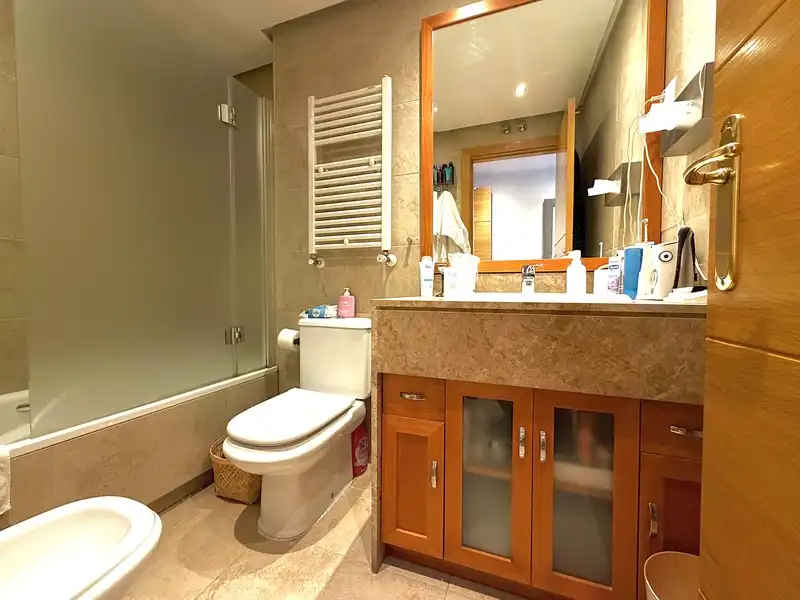 Baño de Piso de alquiler en Madrid con Aire acondicionado, Calefacción y Jardín privado