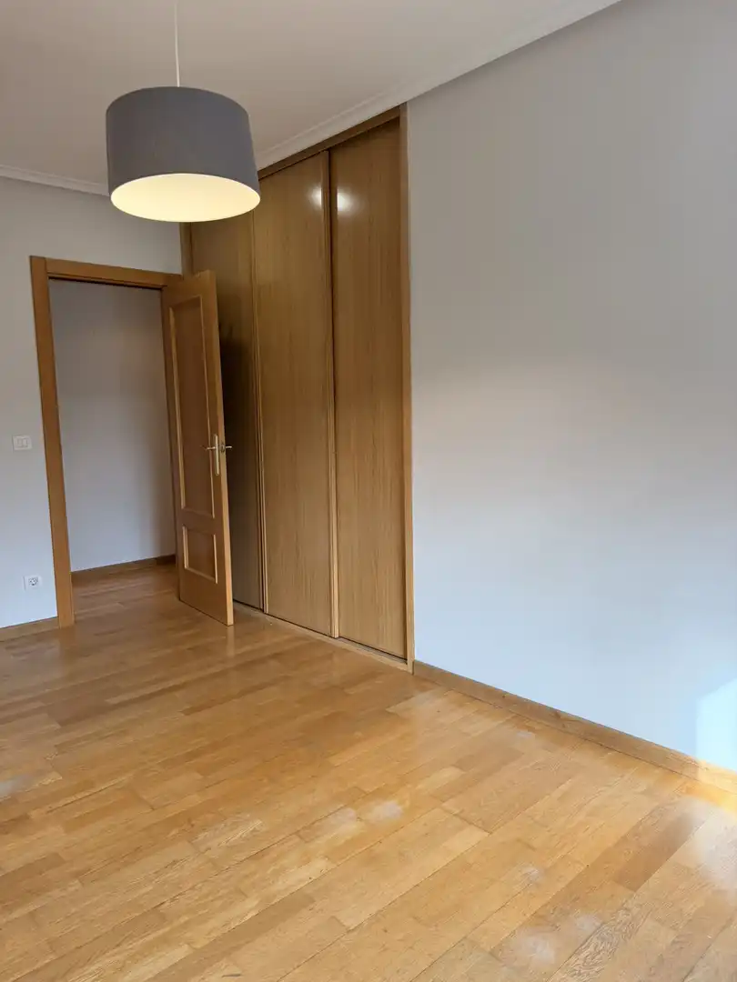 Habitación de Piso en venta en  Logroño con Calefacción, Parquet y Trastero