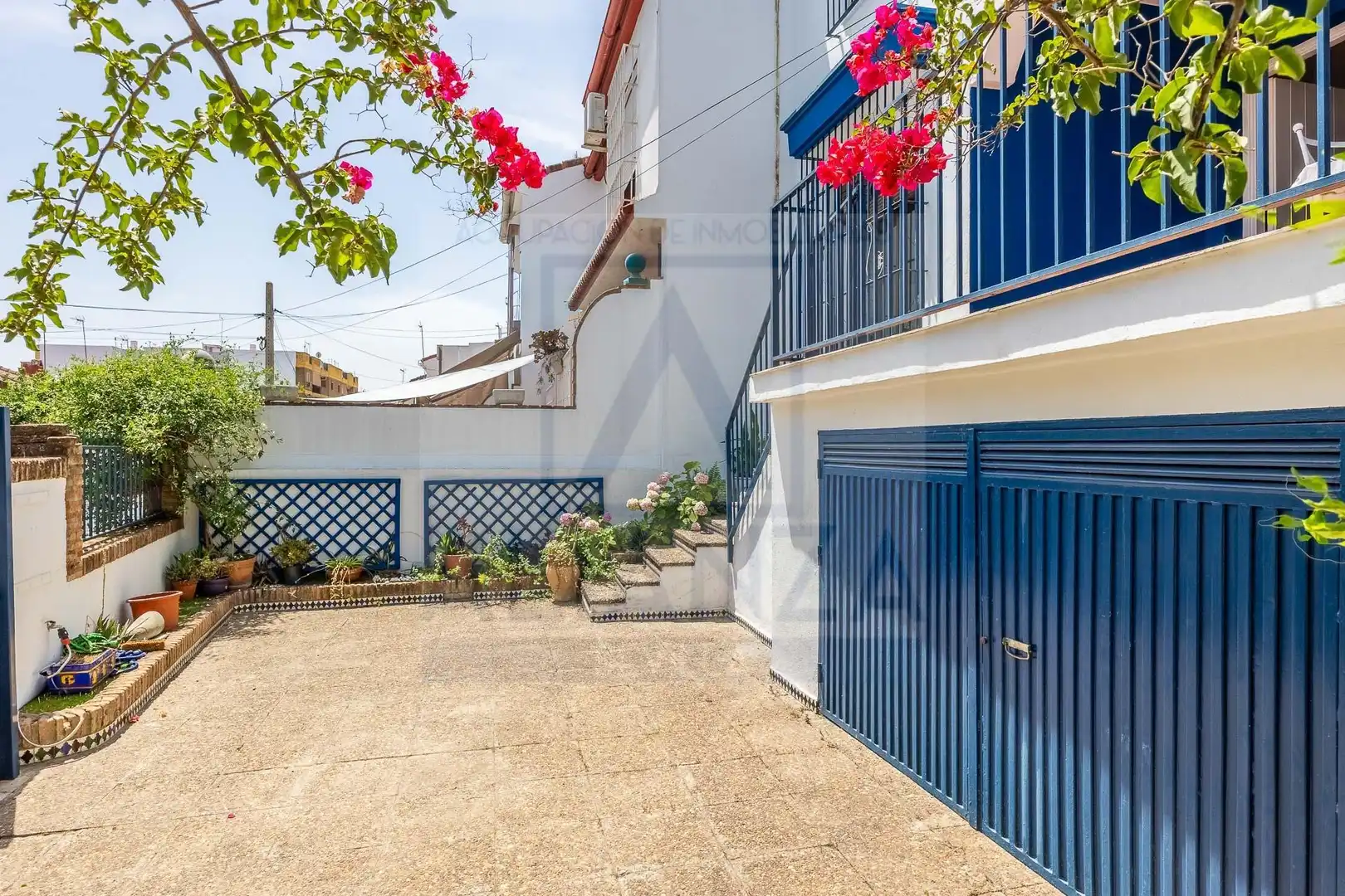 Außenansicht von Einfamilien-Reihenhaus zum Verkauf in Mairena del Aljarafe mit Klimaanlage und Privatgarten