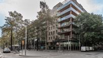 Exterior view of Flat for sale in  Barcelona Capital  with Community pool