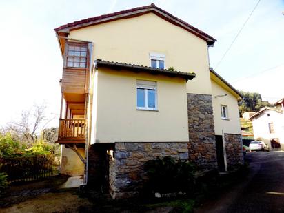 Vista exterior de Casa adosada en venda en Pravia amb Jardí privat, Terrassa i Traster